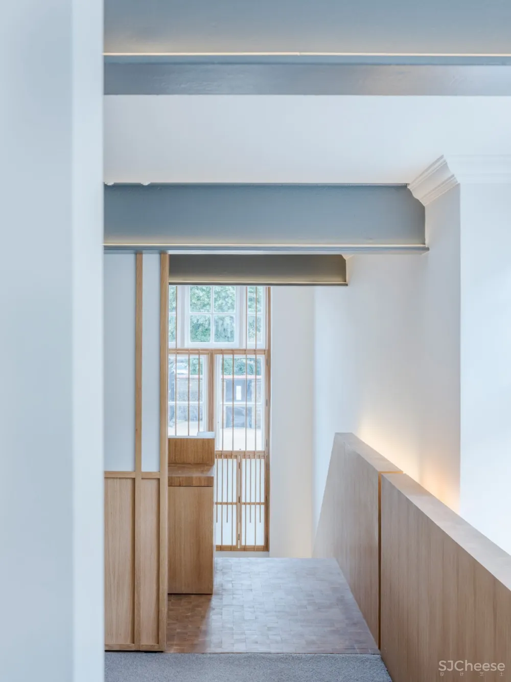 首发 | COFFEY ARCHITECTS设计,伦敦公寓翻新覆盖了数千块实木块