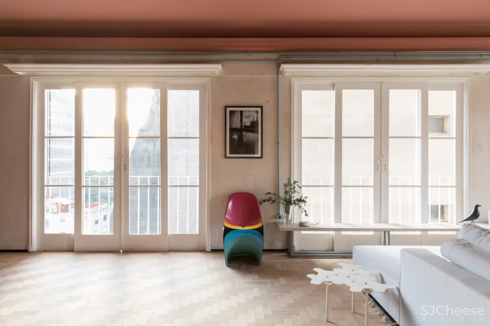 首发 | SuperLimao在圣保罗的公寓中加入了大胆的色彩和历史元素