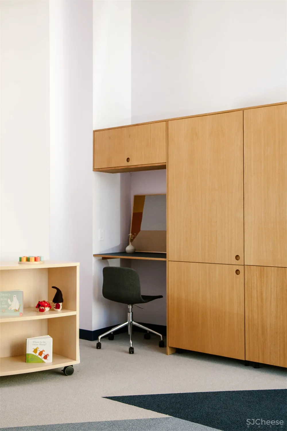 洛杉矶这家儿童保育中心运用了经典蓝