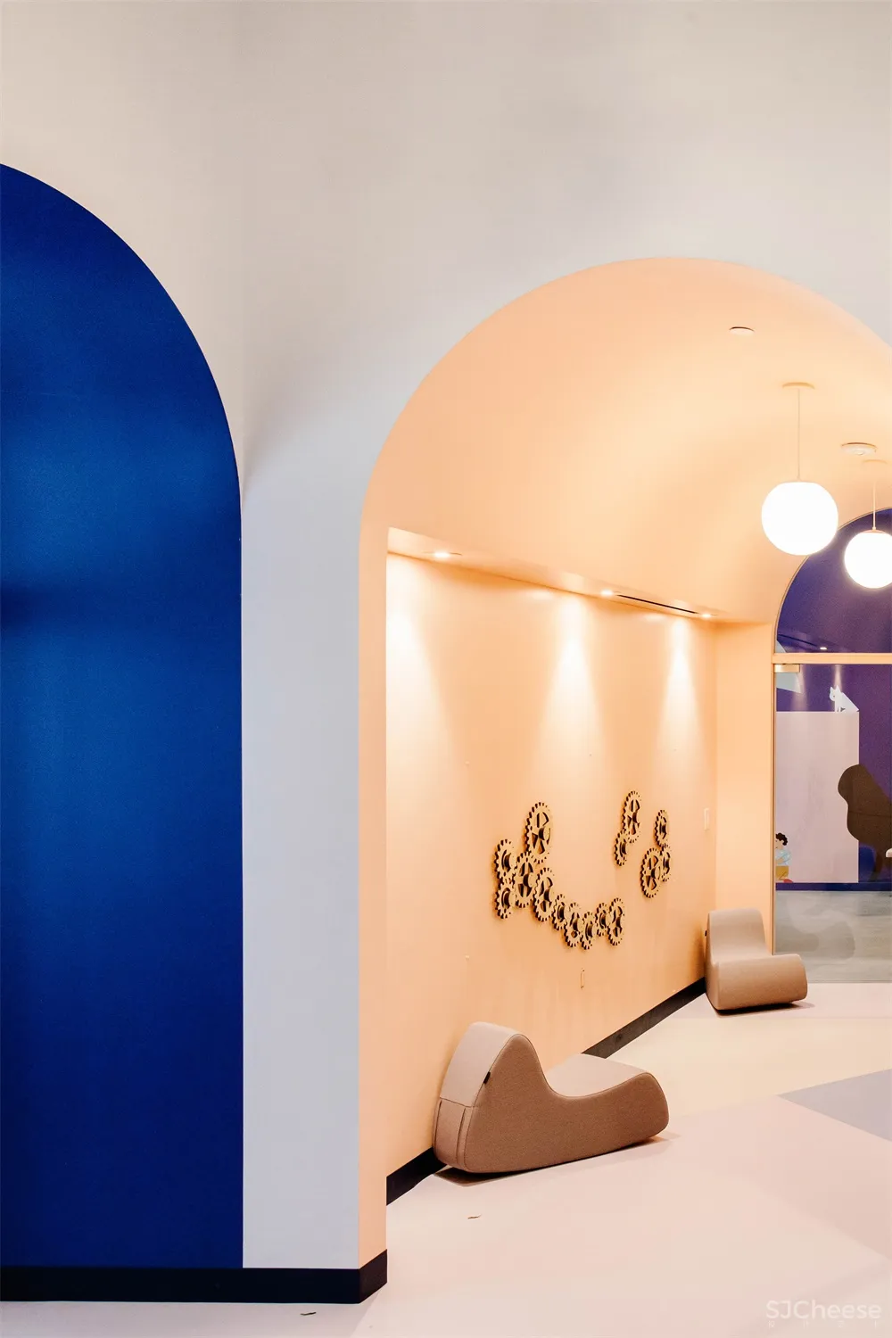 洛杉矶这家儿童保育中心运用了经典蓝