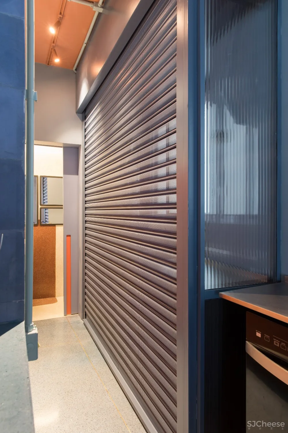 首发 | SuperLimao在圣保罗的公寓中加入了大胆的色彩和历史元素