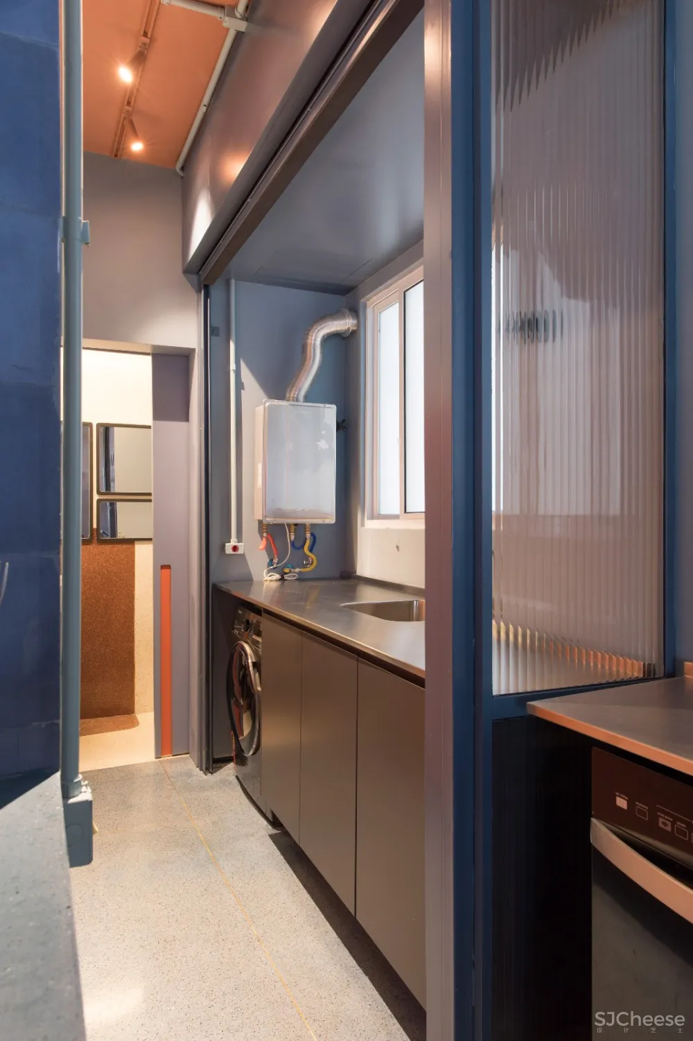 首发 | SuperLimao在圣保罗的公寓中加入了大胆的色彩和历史元素