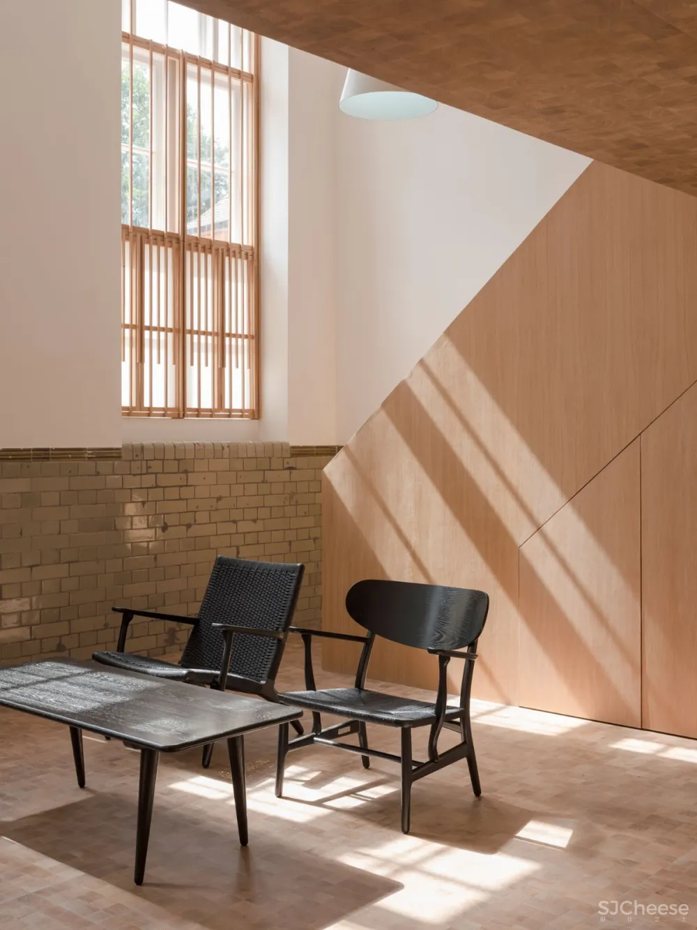 首发 | COFFEY ARCHITECTS设计,伦敦公寓翻新覆盖了数千块实木块