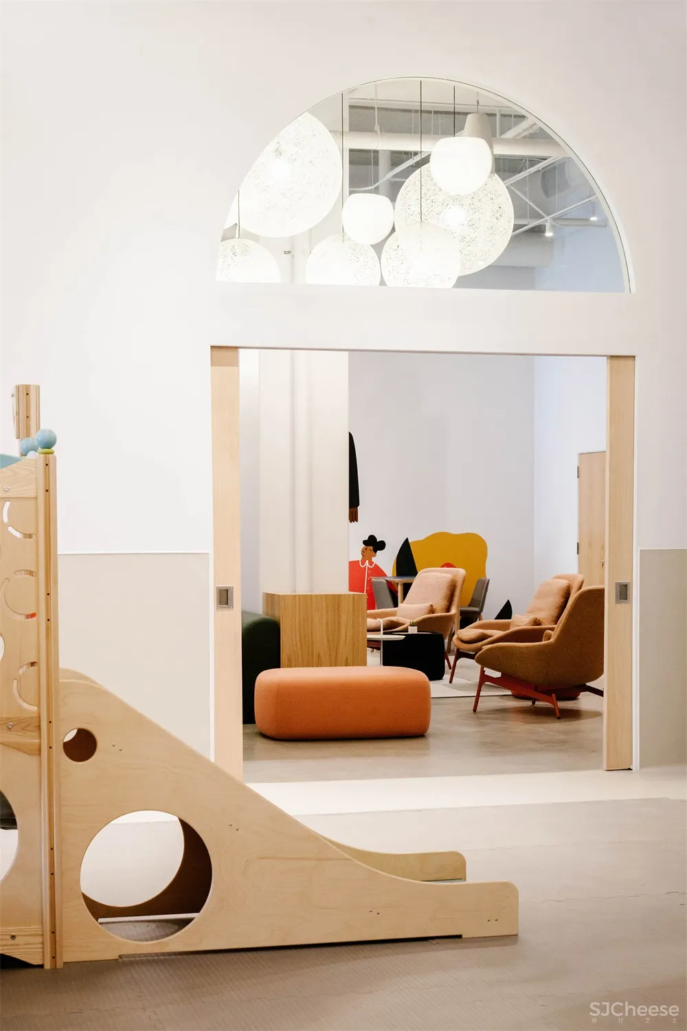 洛杉矶这家儿童保育中心运用了经典蓝