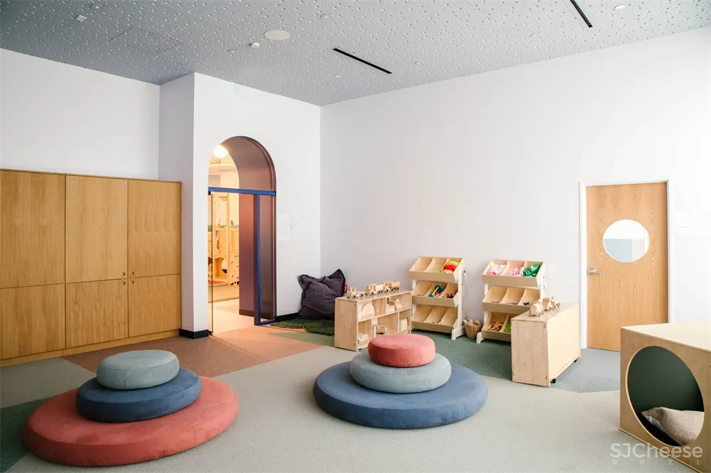 洛杉矶这家儿童保育中心运用了经典蓝