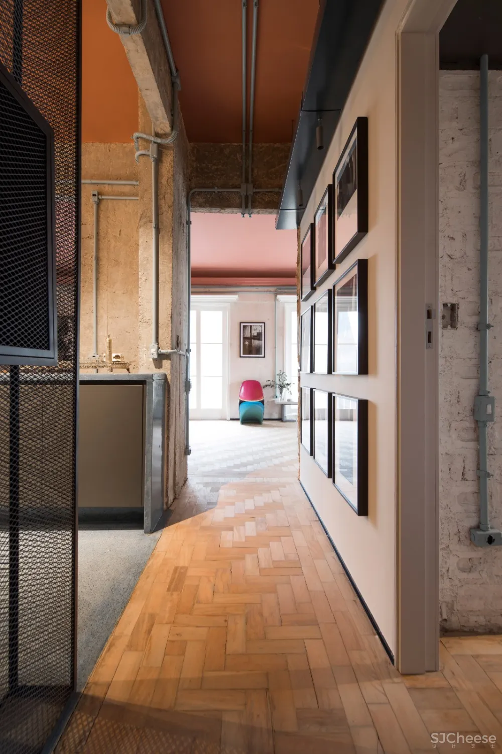 首发 | SuperLimao在圣保罗的公寓中加入了大胆的色彩和历史元素