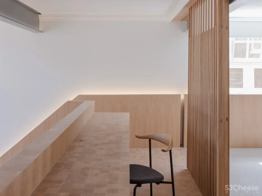 首发 | COFFEY ARCHITECTS设计,伦敦公寓翻新覆盖了数千块实木块