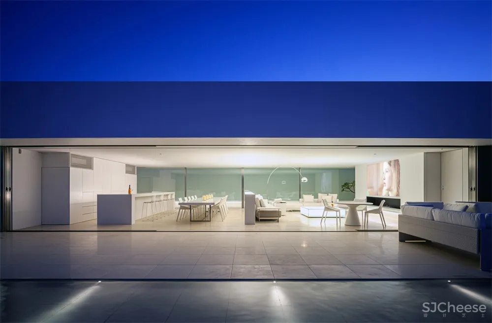 Shinichi Ogawa & Associates l 日本白色简约海滨别墅