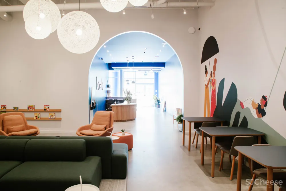 洛杉矶这家儿童保育中心运用了经典蓝