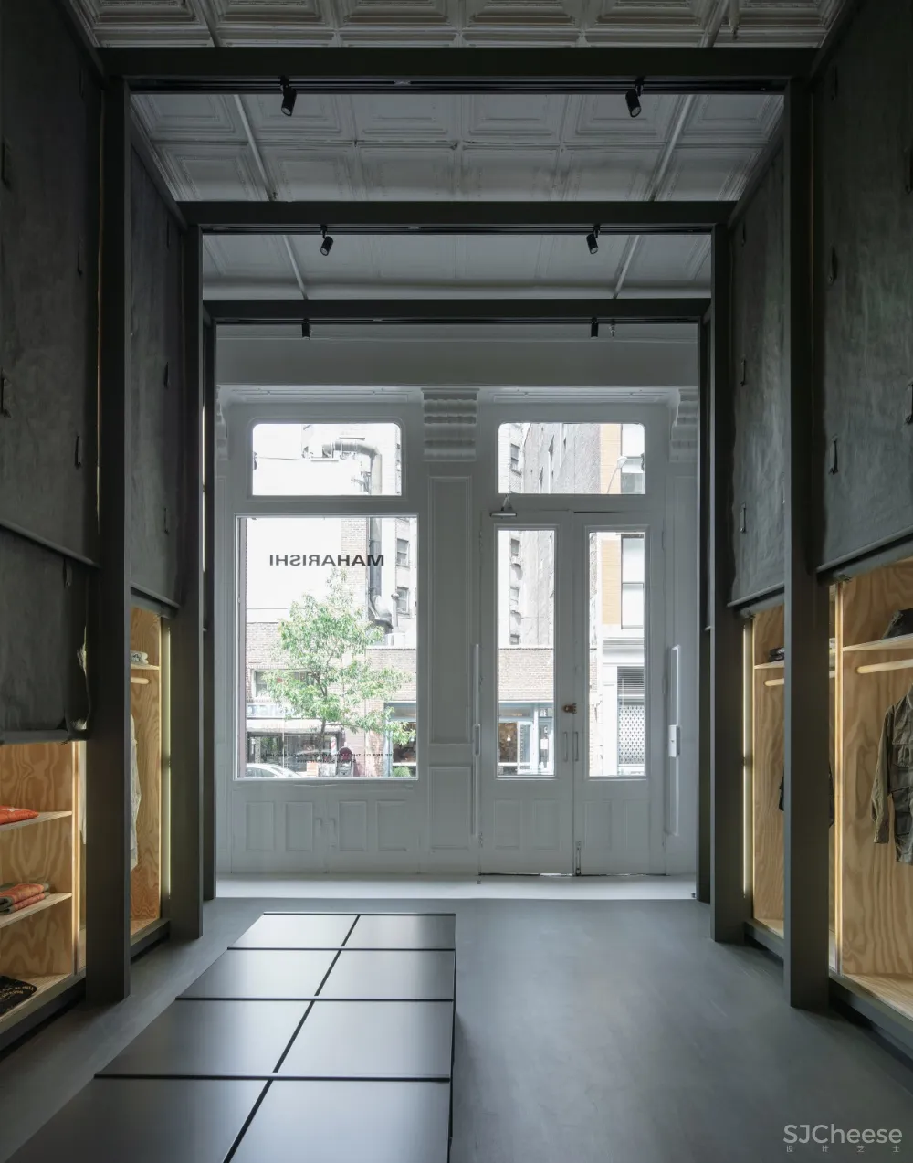 首发 | ABA architects设计,纽约市的Maharishi商店由绿色胶合板橱柜组成