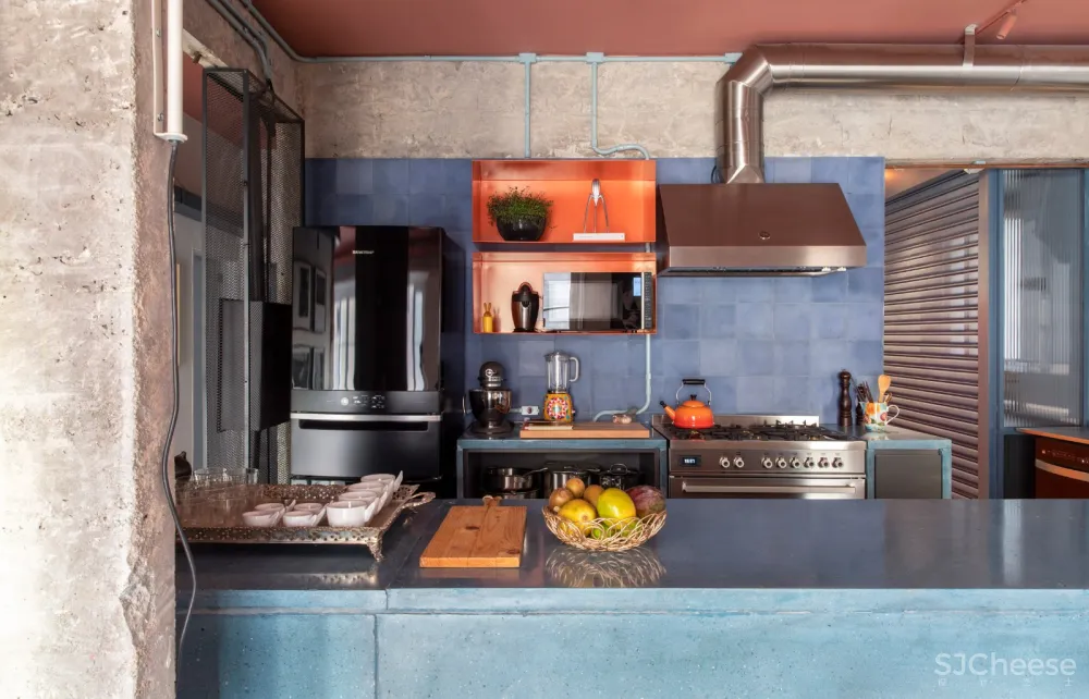 首发 | SuperLimao在圣保罗的公寓中加入了大胆的色彩和历史元素