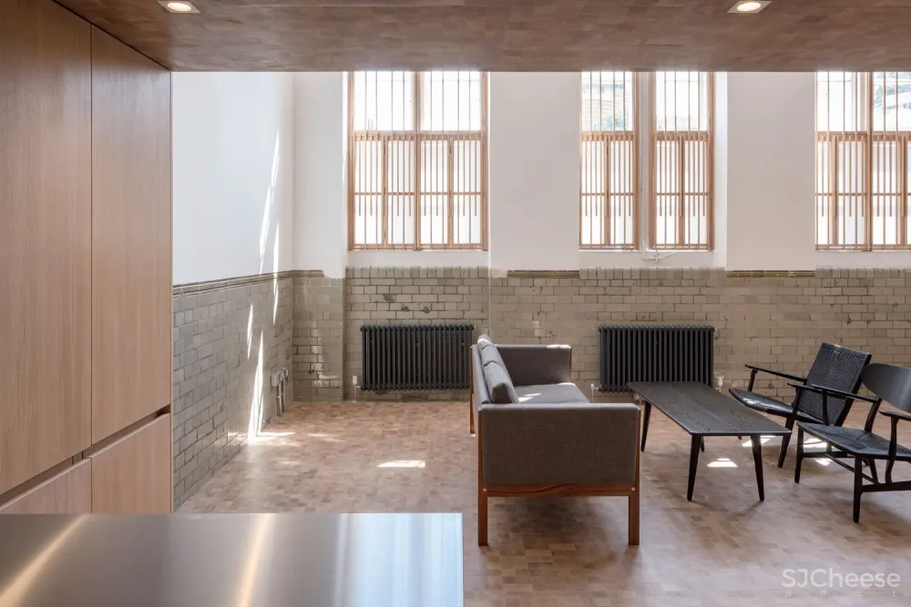 首发 | COFFEY ARCHITECTS设计,伦敦公寓翻新覆盖了数千块实木块