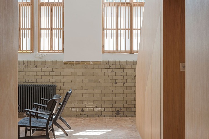 首发 | COFFEY ARCHITECTS设计,伦敦公寓翻新覆盖了数千块实木块