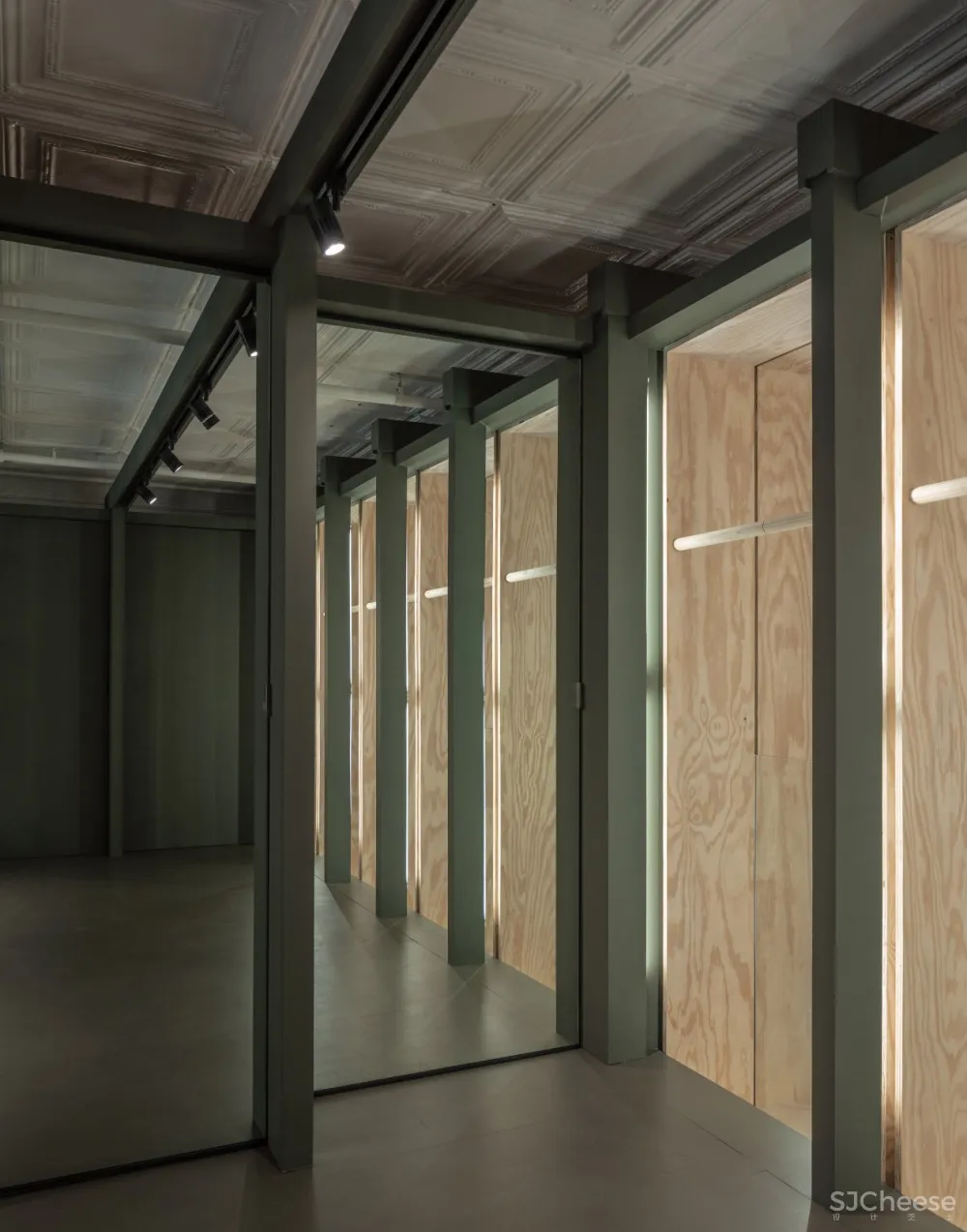 首发 | ABA architects设计,纽约市的Maharishi商店由绿色胶合板橱柜组成