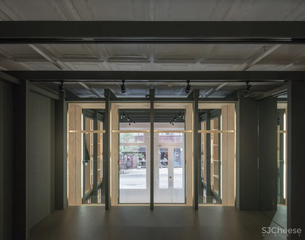 首发 | ABA architects设计,纽约市的Maharishi商店由绿色胶合板橱柜组成