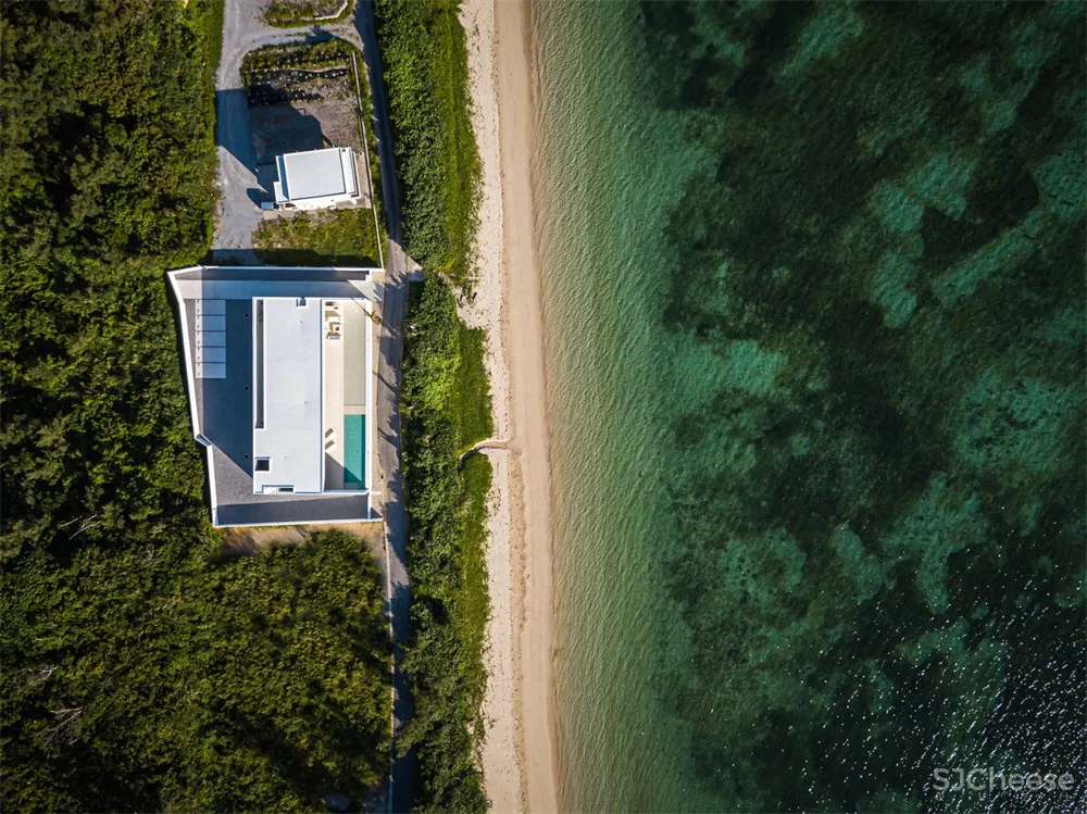 Shinichi Ogawa & Associates l 日本白色简约海滨别墅