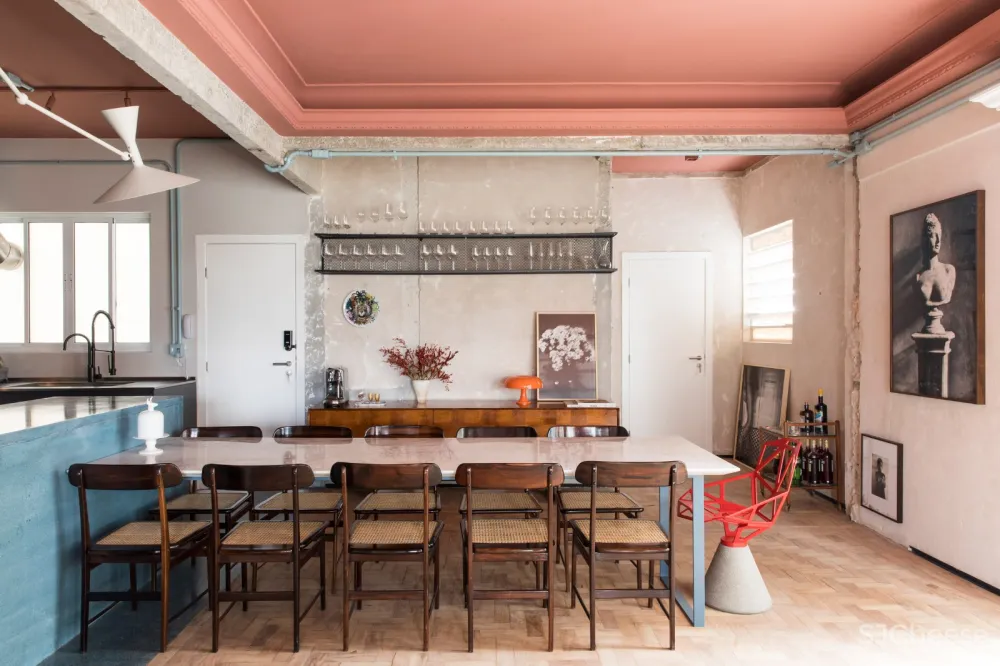 首发 | SuperLimao在圣保罗的公寓中加入了大胆的色彩和历史元素