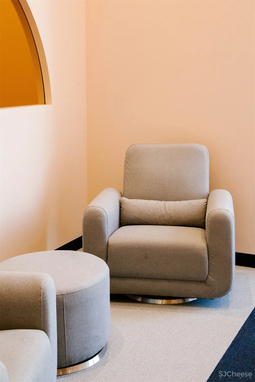 洛杉矶这家儿童保育中心运用了经典蓝