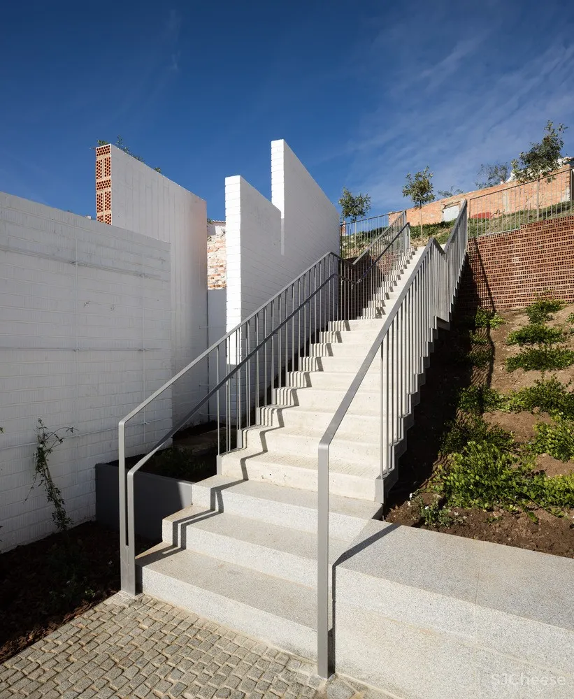 玛利亚与萨雷诺庭院 / WaterScales arquitectos