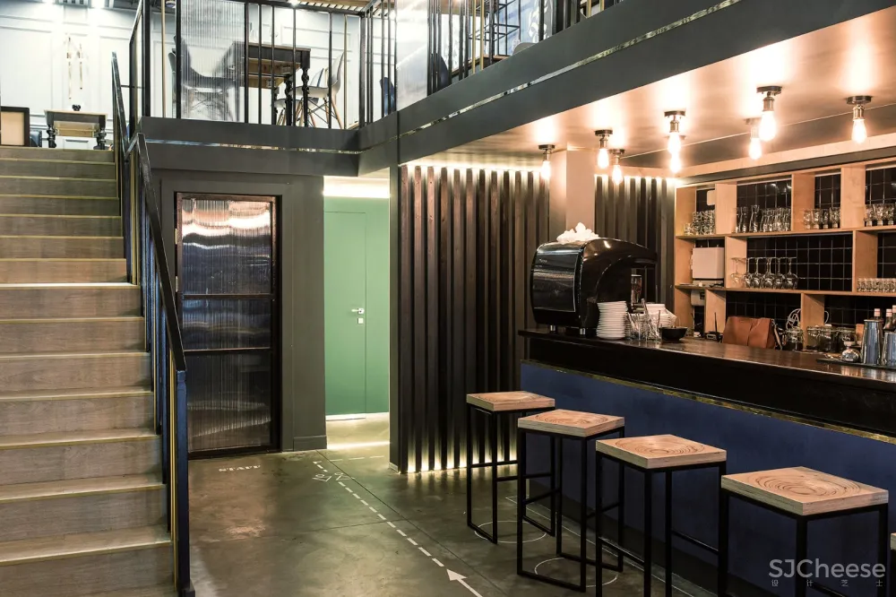 233m²圣彼得堡Cherdak工业风酒吧 CARTELLE DESIGN