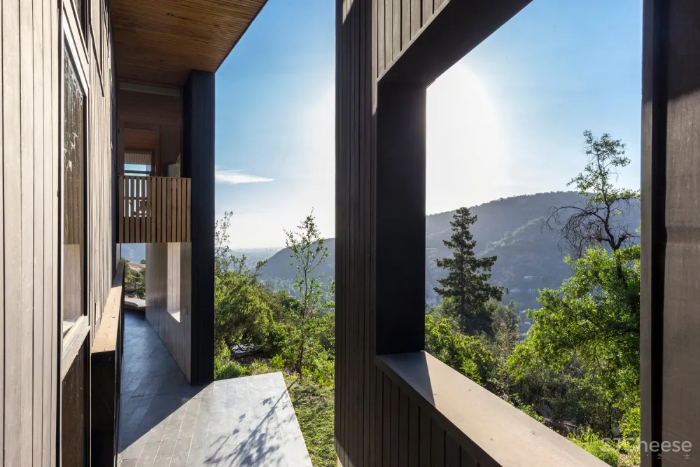 圣地亚哥郊区住宅 / Carreño Sartori Arquitectos