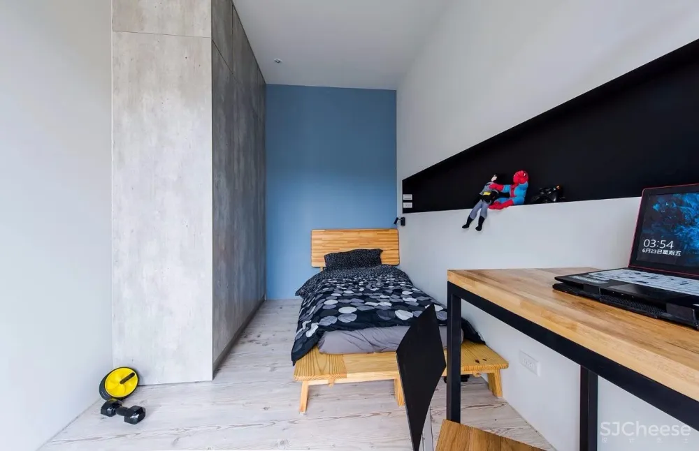 “公寓改造后,常常有奇怪的陌生人来我家附近拍照。”