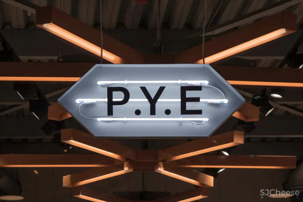 旧烘焙厂改造成的P.Y.E眼镜店 Facultative Works