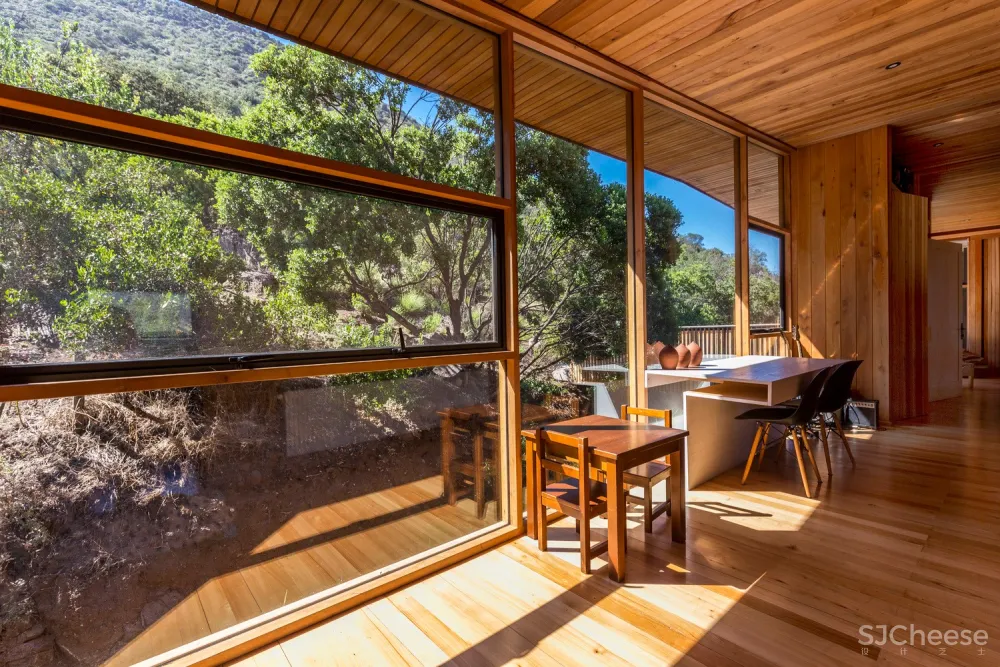 圣地亚哥郊区住宅 / Carreño Sartori Arquitectos