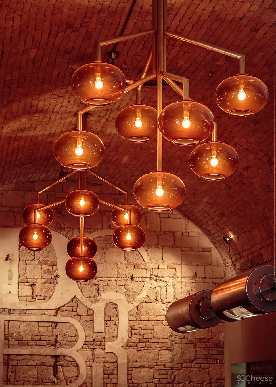 Dob3酒吧，布达佩斯 / 81font