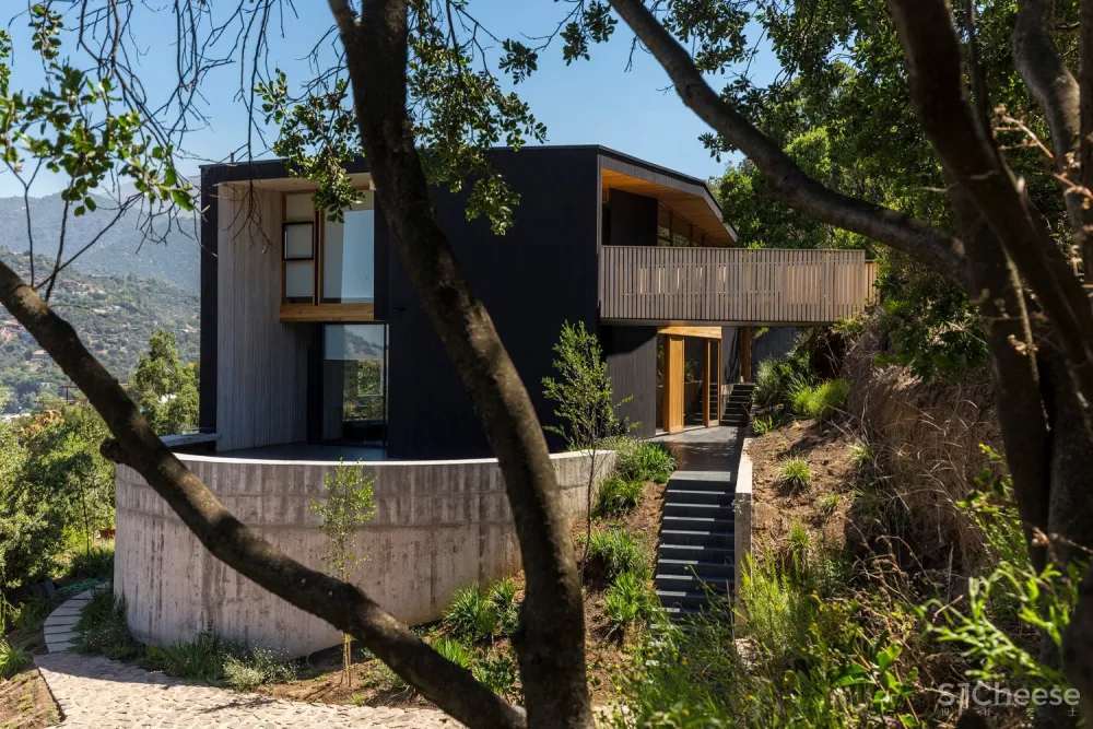 圣地亚哥郊区住宅 / Carreño Sartori Arquitectos