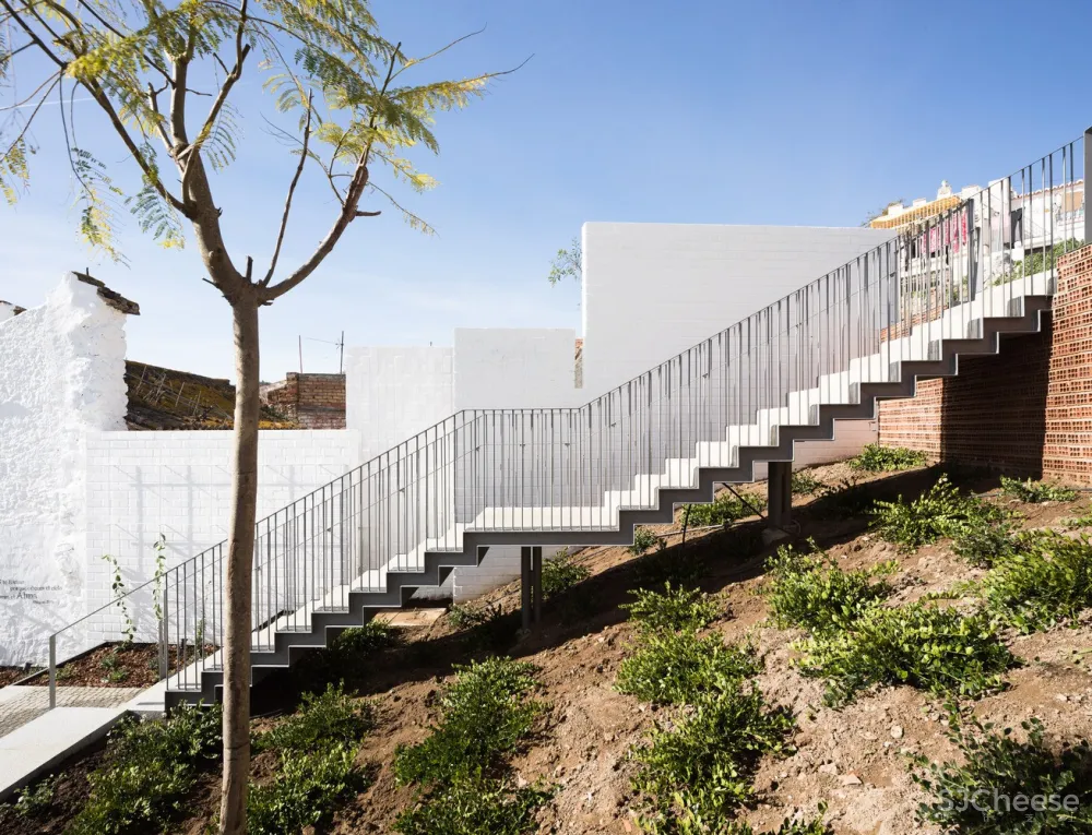 玛利亚与萨雷诺庭院 / WaterScales arquitectos