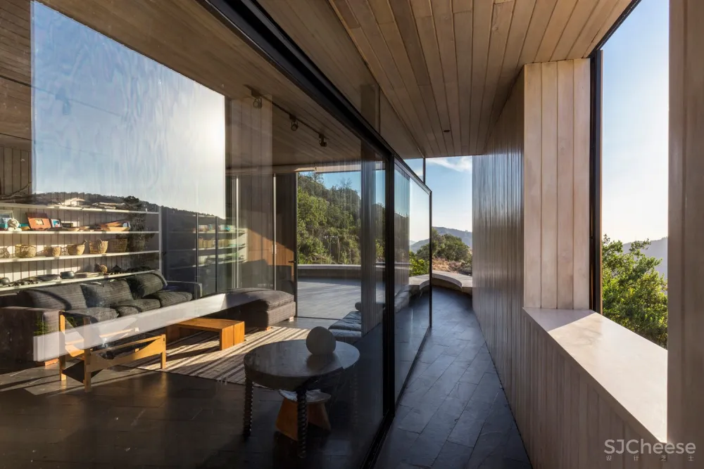 圣地亚哥郊区住宅 / Carreño Sartori Arquitectos