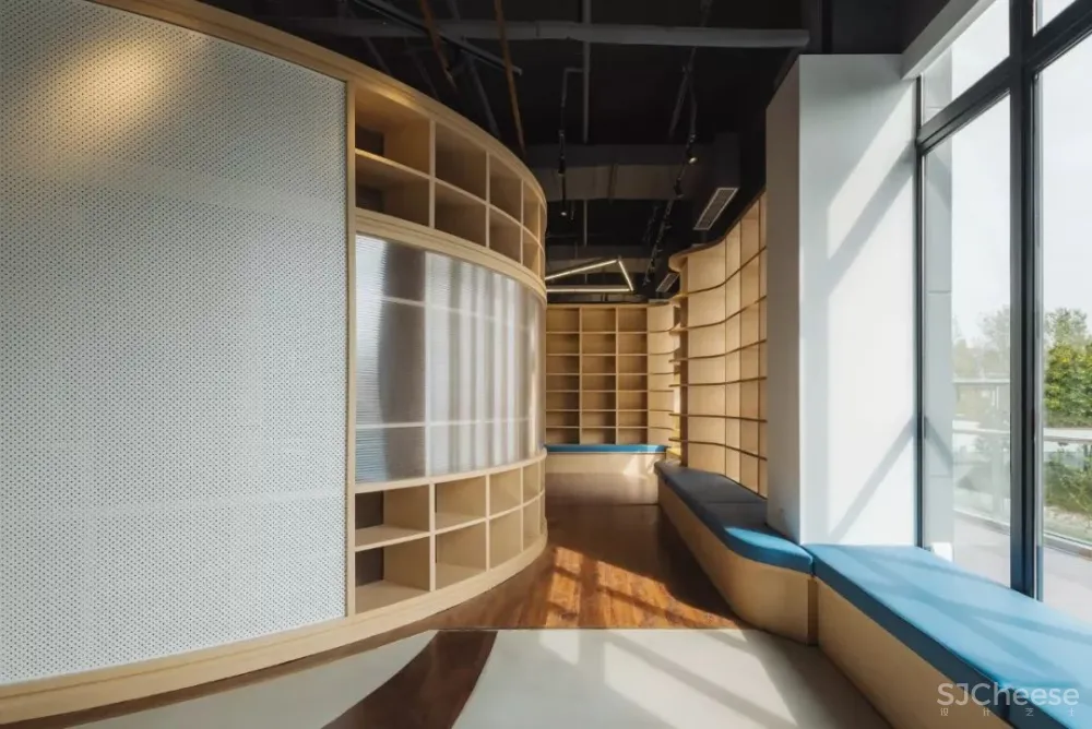 上海交大的00后书店，用有趣抵抗这个无聊的时代