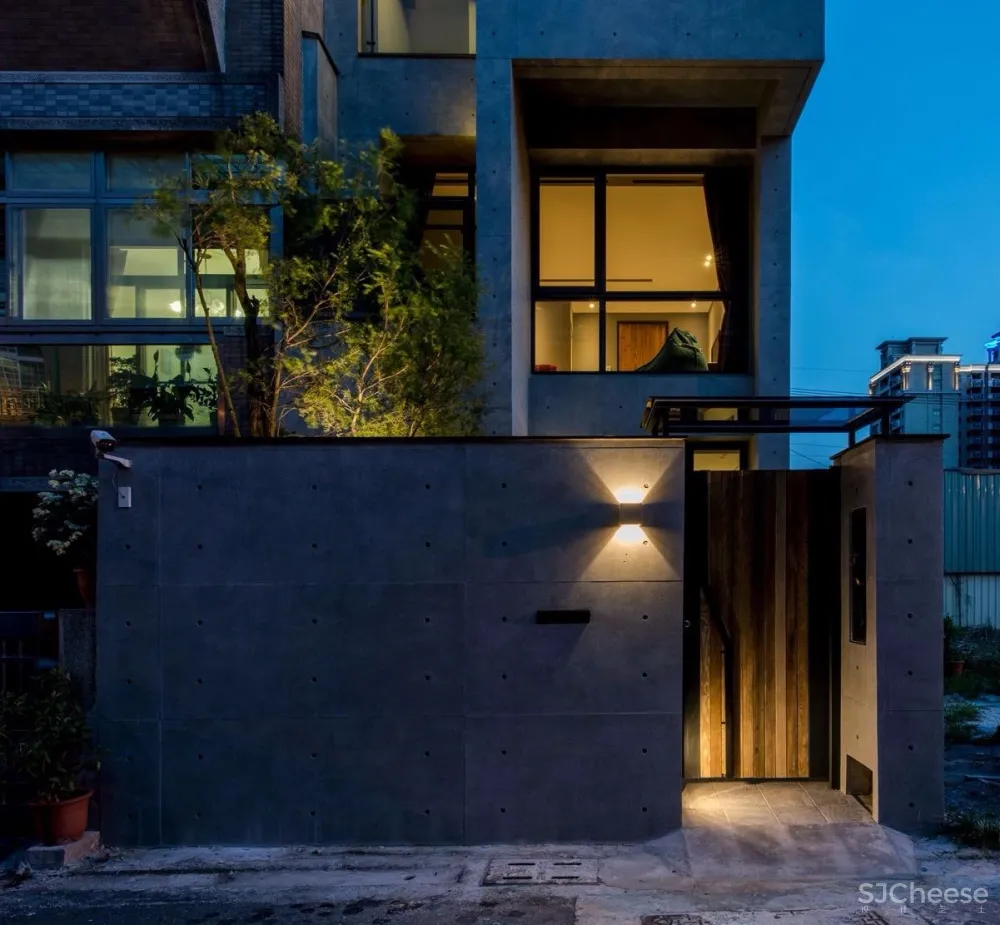 “公寓改造后,常常有奇怪的陌生人来我家附近拍照。”