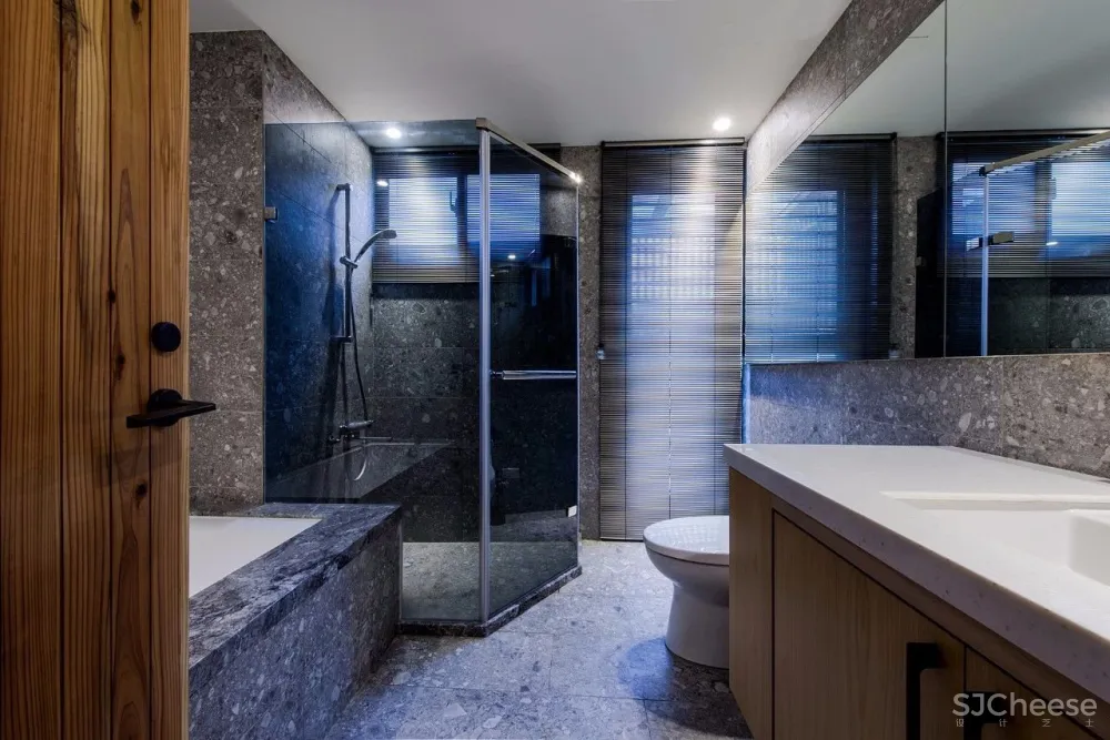 “公寓改造后,常常有奇怪的陌生人来我家附近拍照。”