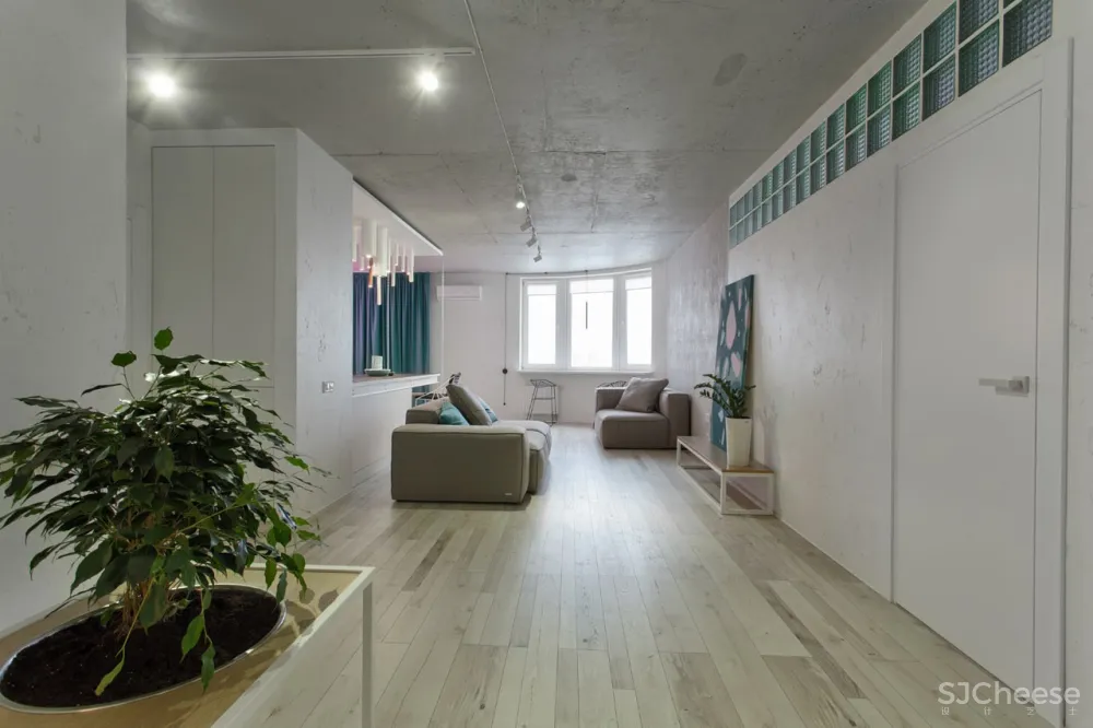 首发 | Lauri Brothers：为年轻女孩设计的基辅粉色霓虹灯公寓 首