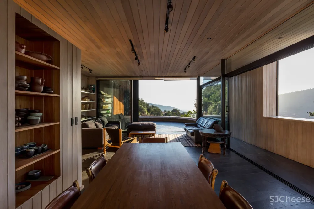 圣地亚哥郊区住宅 / Carreño Sartori Arquitectos