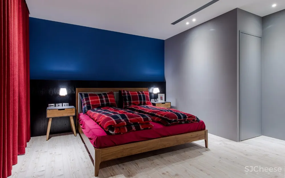 “公寓改造后,常常有奇怪的陌生人来我家附近拍照。”