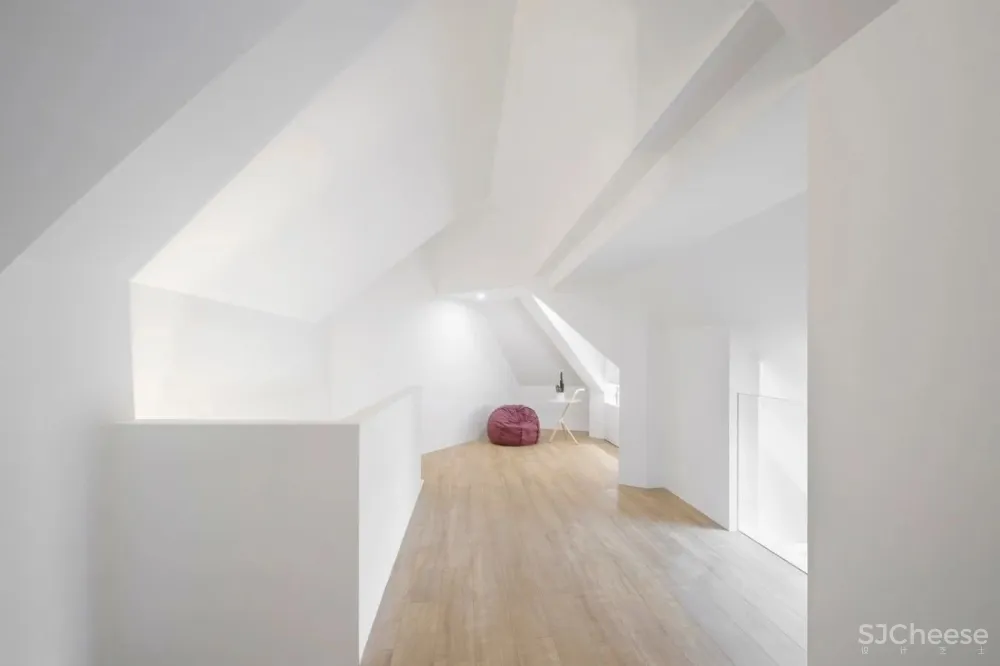 新作 | 135m² 怪异阁楼,创意爆改为画廊式的舒适三层 首