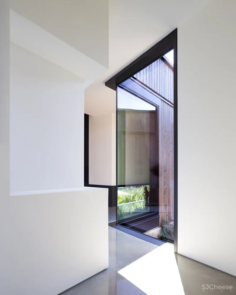 加拿大深色木结构住宅 | Okada Marshall House