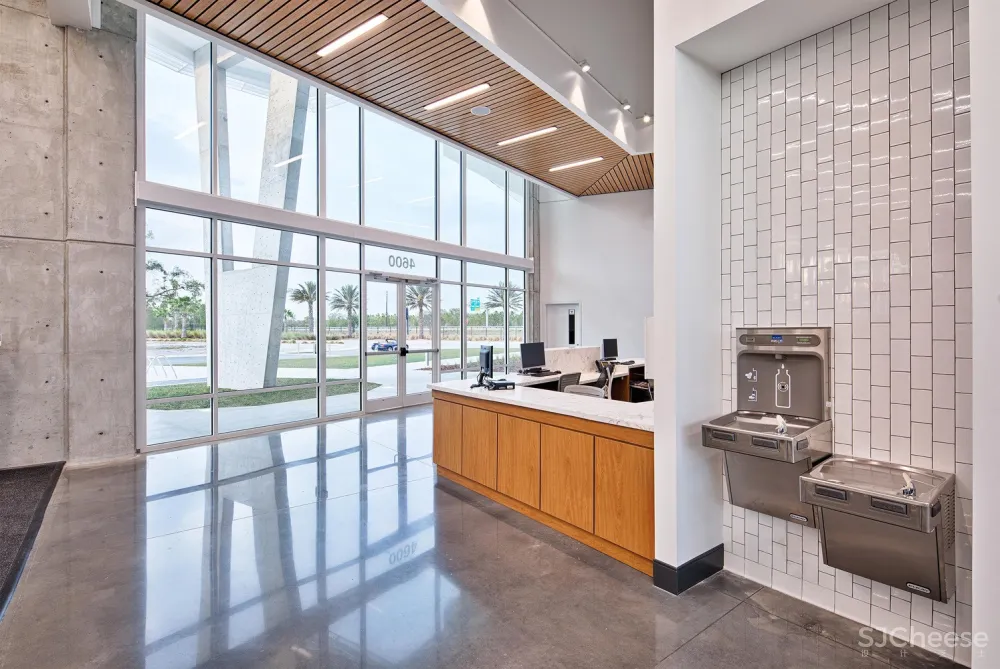 佛罗里达理工大学学生活动中心 / Straughn Trout Architects