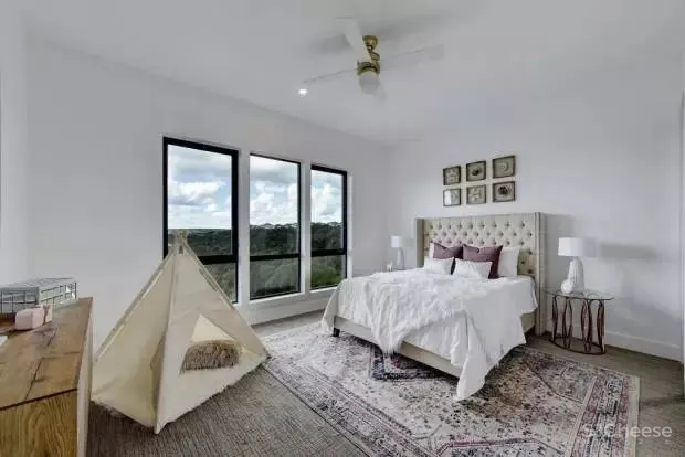 自然绿+白色,同样具有戏剧性和奢华感! 首