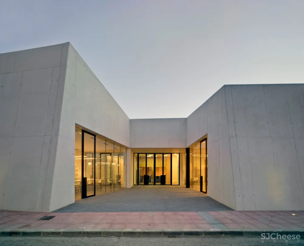 本弗里多功能屋 / Rafael Landete + Emilio Cortes