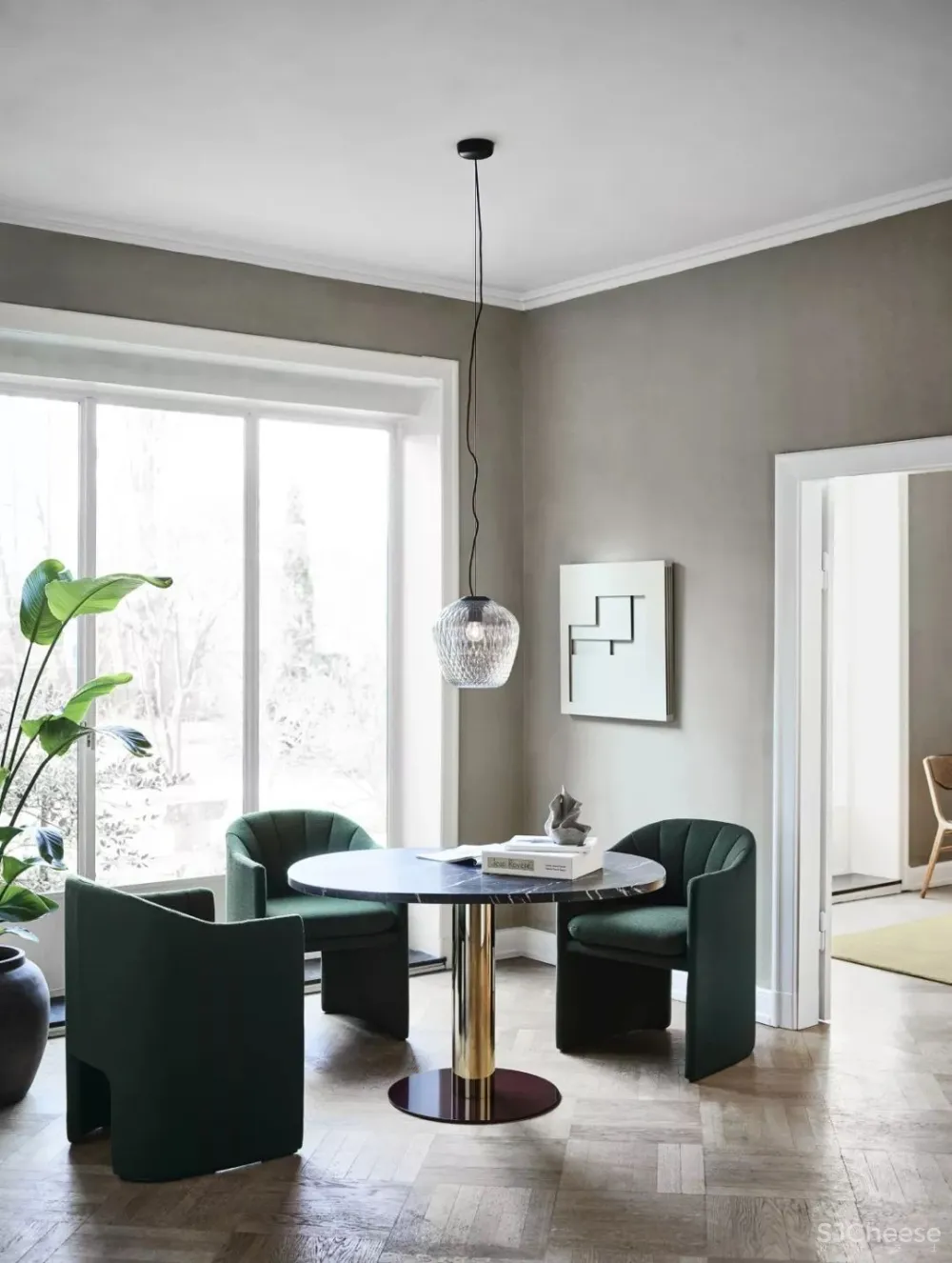 自然绿+白色,同样具有戏剧性和奢华感! 首