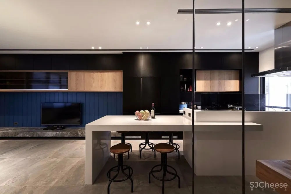 “公寓改造后,常常有奇怪的陌生人来我家附近拍照。”