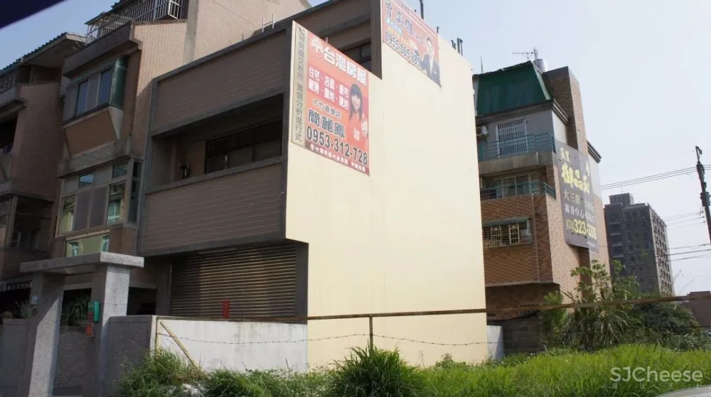 “公寓改造后,常常有奇怪的陌生人来我家附近拍照。”