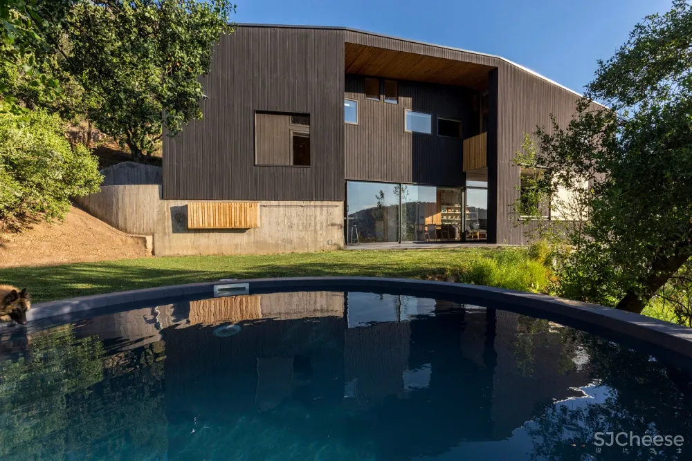 圣地亚哥郊区住宅 / Carreño Sartori Arquitectos