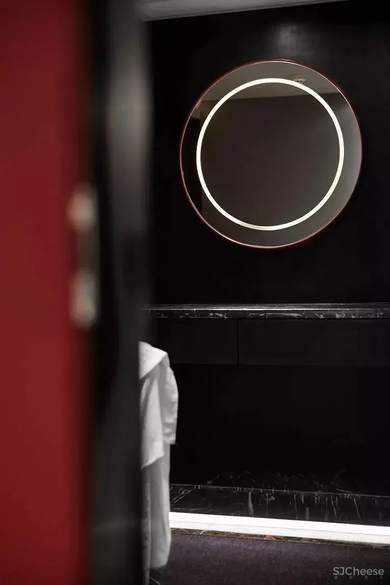 红与黑的颠覆，空间的时尚感官