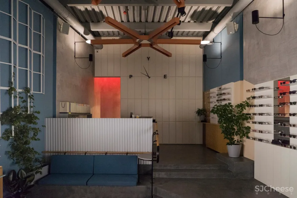 旧烘焙厂改造成的P.Y.E眼镜店 Facultative Works