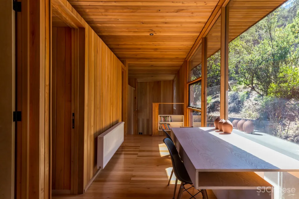 圣地亚哥郊区住宅 / Carreño Sartori Arquitectos